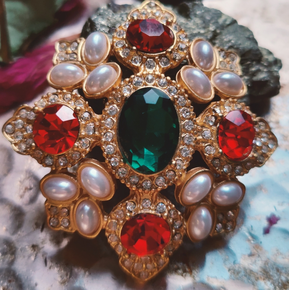 Vintage Style brooch (NOT real vintage)
